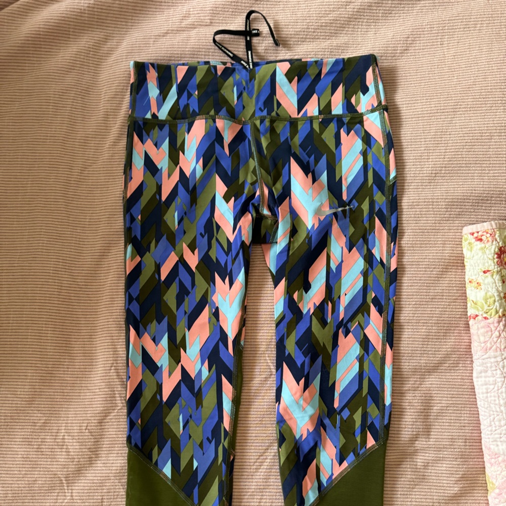 Nike capri athletic leggings with pattern